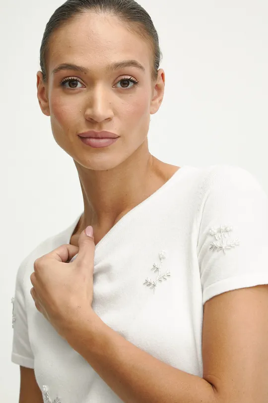beżowy T-shirt damski z ozdobną aplikacją kolor beżowy