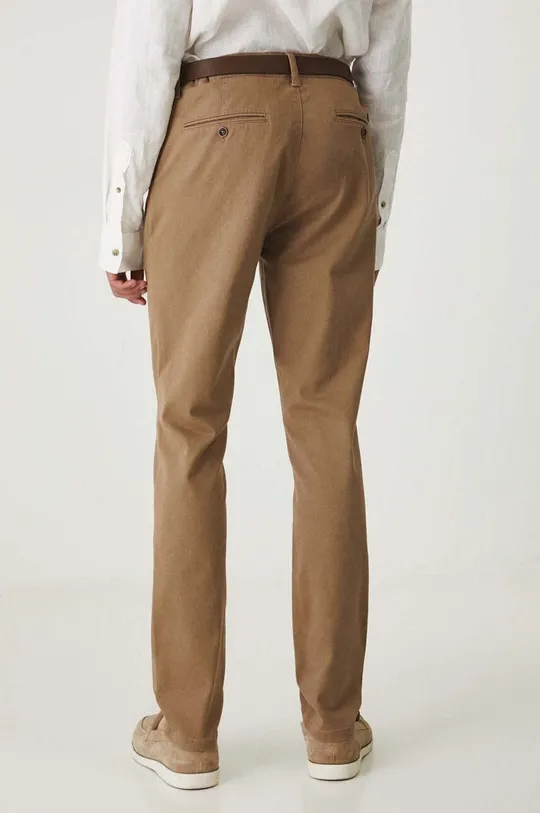 Spodnie męskie z paskiem slim kolor brązowy Materiał główny: 98 % Bawełna, 2 % Elastan, Podszewka: 100 % Bawełna, Materiał dodatkowy: 100 % Bawełna