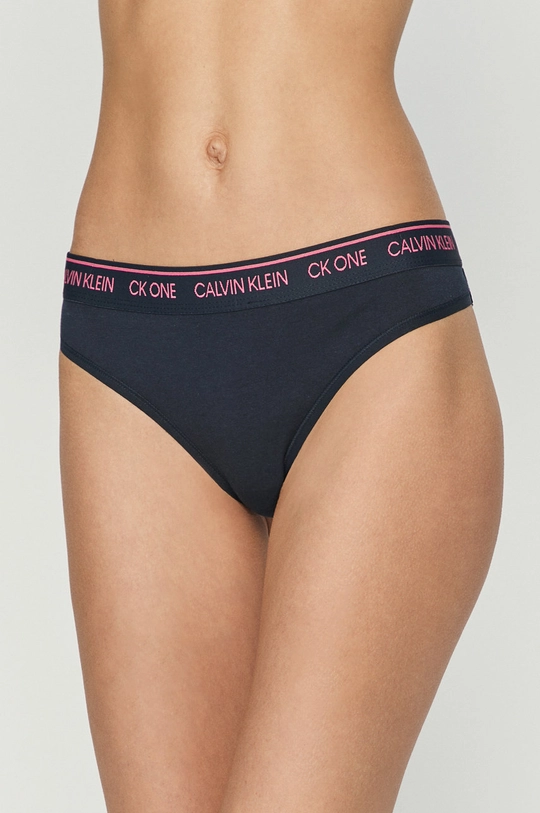 tmavomodrá Tangá CK One Calvin Klein Underwear Dámsky