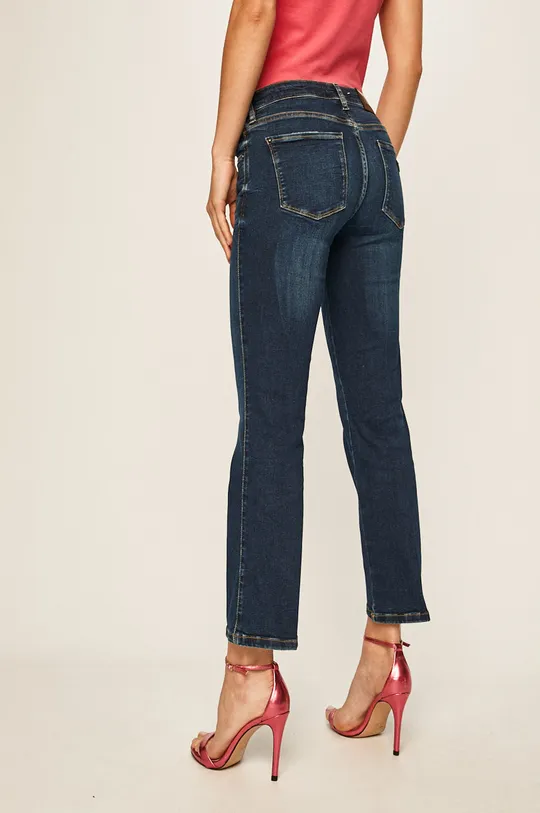 Guess Jeans - Farmer Sexy Straight  Jelentős anyag: 92% pamut, 2% elasztán, 6% elasztó Zseb beles: 30% pamut, 70% poliészter