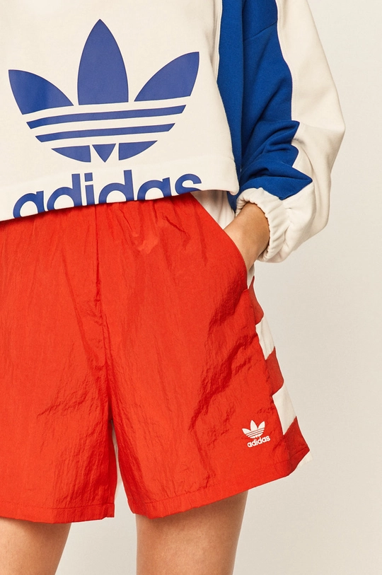 czerwony adidas Originals - Szorty FM2637