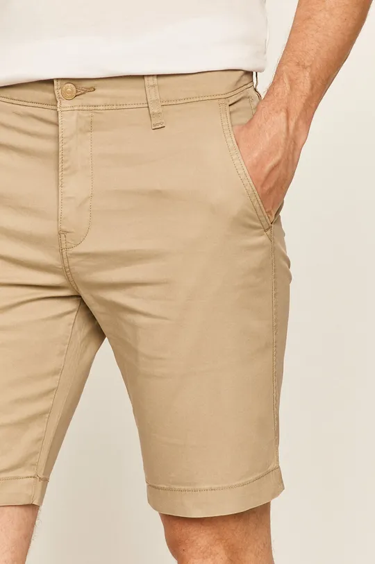 beige Levi's pantaloncini