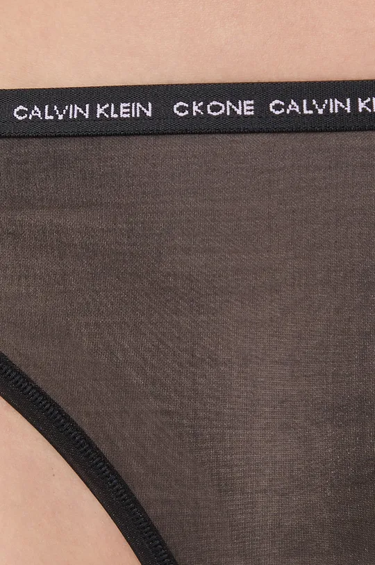 Tangá Calvin Klein Underwear  1. látka: 17% Elastan, 83% Nylón 2. látka: 100% Bavlna 3. látka: 12% Elastan, 54% Polyamid, 34% Polyester