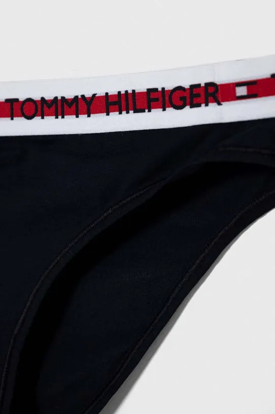 Σλιπ Tommy Hilfiger Κύριο υλικό: 53% Οργανικό βαμβάκι, 35% Modal, 12% Σπαντέξ Ένθετο: 100% Οργανικό βαμβάκι Πλέξη Λαστιχο: 48% Πολυαμίδη, 24% Πολυεστέρας, 22% Lyocell, 6% Σπαντέξ