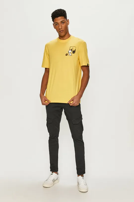 Puma - T-shirt x Peanuts 530616 żółty