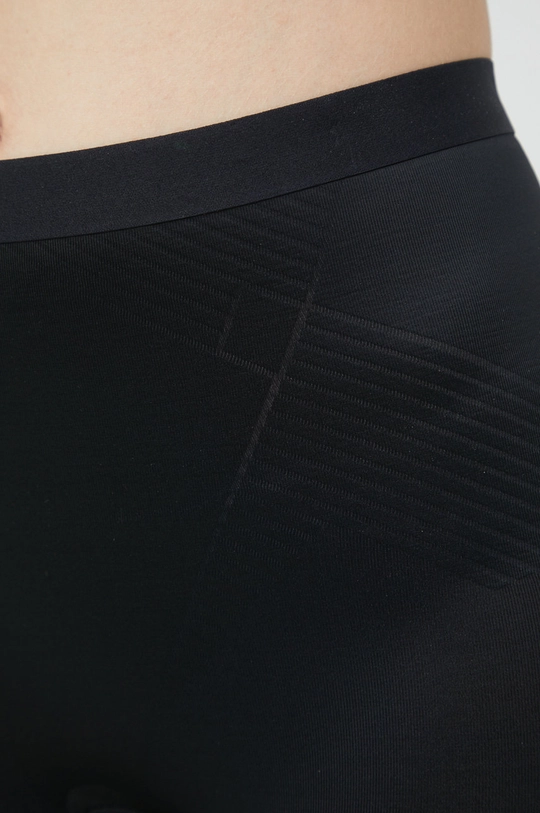 Spanx rövidnadrág  Jelentős anyag: 45% lycra, 55% nejlon Talpbetét: 100% pamut