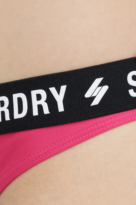 Plavkové nohavičky Superdry  Základná látka: 83% Recyklovaný polyester, 17% Elastan Podšívka: 92% Recyklovaný polyester, 8% Elastan Úprava : 77% Recyklovaný polyester, 15% Polyester, 8% Elastan