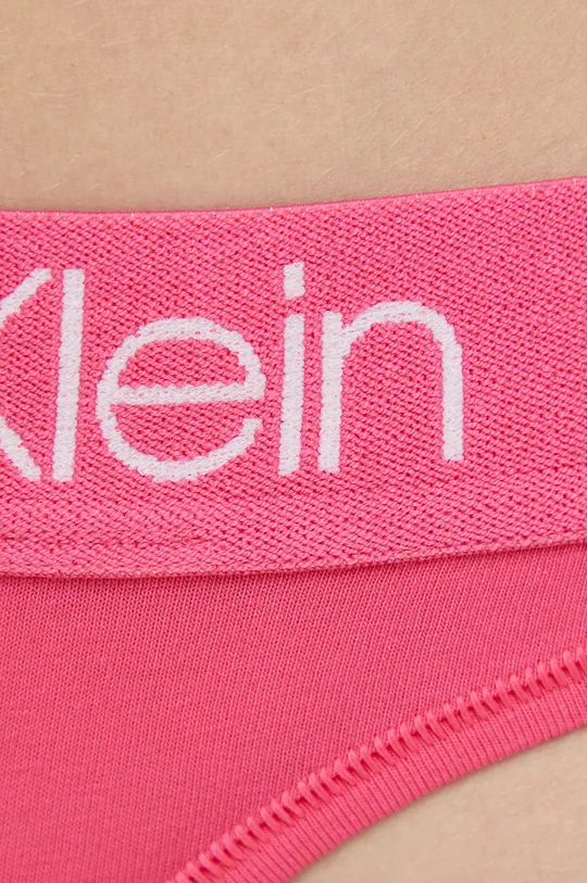 Στρινγκ Calvin Klein Underwear  Φόδρα: 100% Βαμβάκι Κύριο υλικό: 95% Βαμβάκι, 5% Σπαντέξ Άλλα υλικά: 23% Σπαντέξ, 77% Νάιλον Ταινία: 38% Βαμβάκι, 10% Σπαντέξ, 30% Νάιλον, 22% Πολυεστέρας