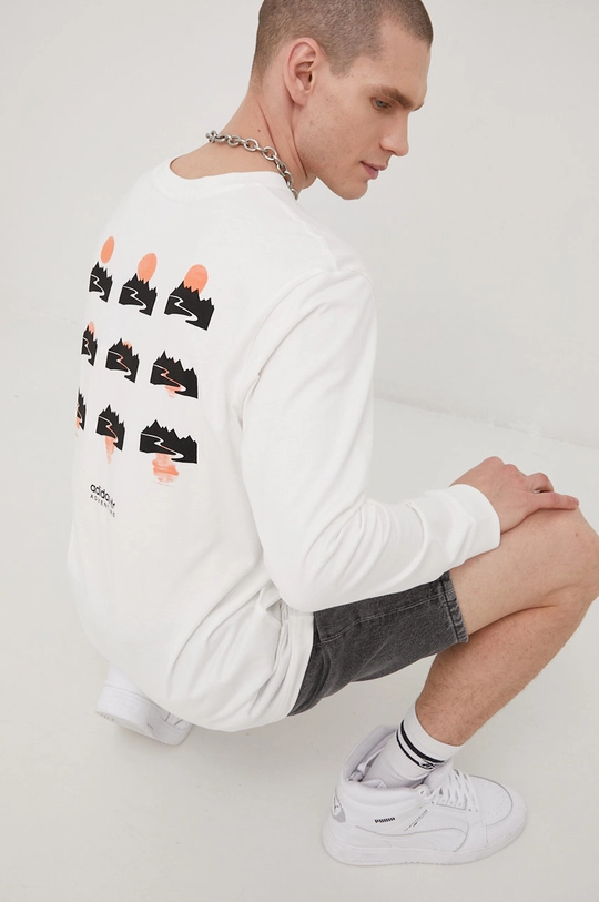 bijela Pamučna majica dugih rukava adidas Originals Adventure Longsleeve Muški