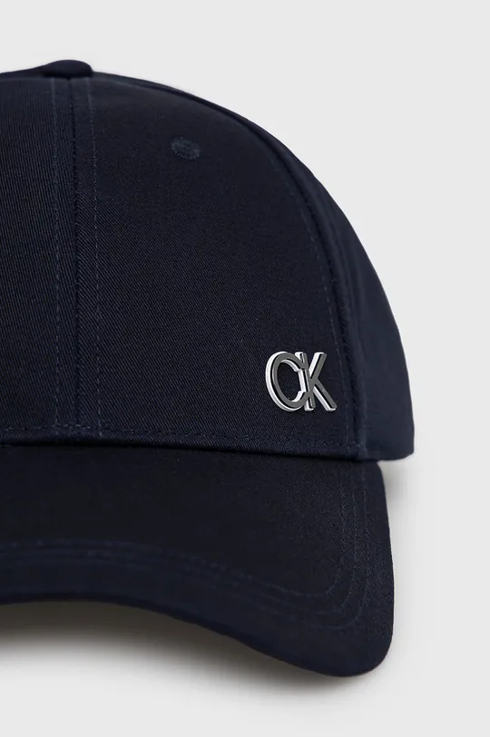 Pamučna kapa Calvin Klein mornarsko plava