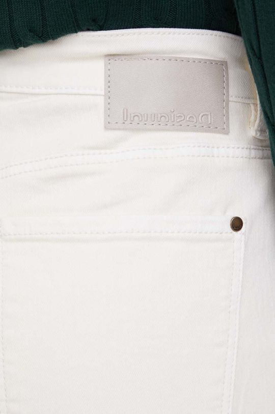 kremowy Desigual jeansy Basic 22SWDD04