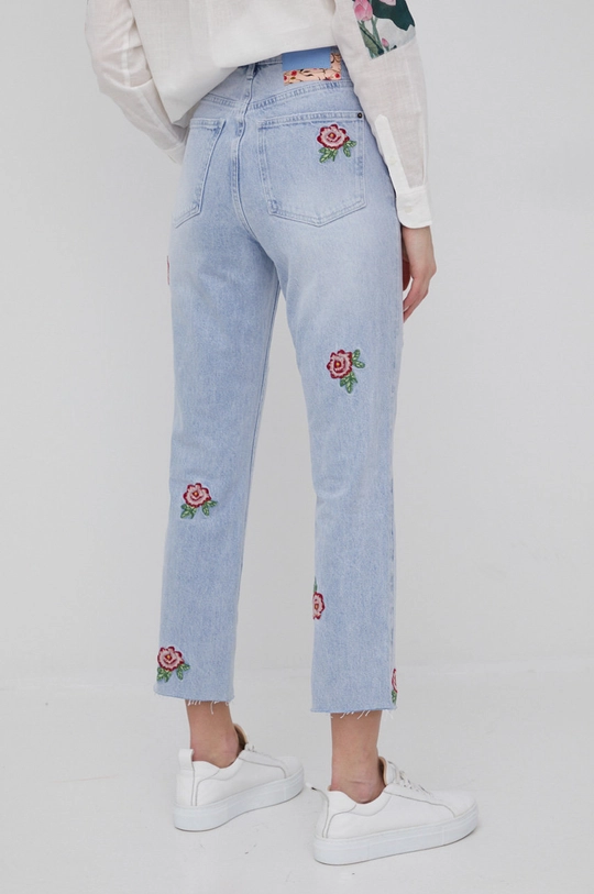 Desigual jeansy 22SWDD07 99 % Bawełna, 1 % Elastan, Wskazówki pielęgnacyjne:  prać w pralce w temperaturze 30 stopni, nie suszyć w suszarce bębnowej, nie wybielać, prasować w niskiej temperaturze, Nie czyścić chemicznie