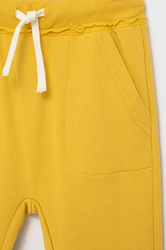 Detské bavlnené nohavice United Colors of Benetton žltá