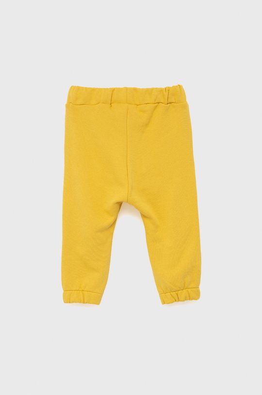 Dětské bavlněné kalhoty United Colors of Benetton jantarová