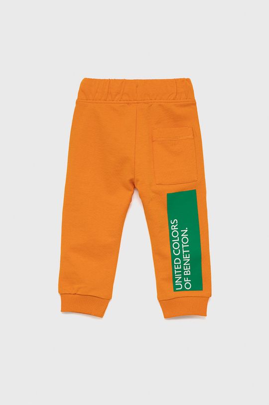 Dětské bavlněné kalhoty United Colors of Benetton oranžová