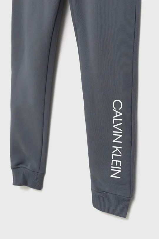 Дитячі бавовняні штани Calvin Klein Jeans  Основний матеріал: 100% Бавовна Підкладка кишені: 100% Бавовна Резинка: 95% Бавовна, 5% Еластан
