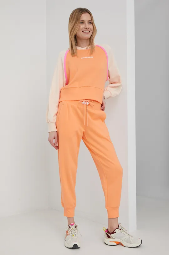 Βαμβακερό παντελόνι New Balance πορτοκαλί