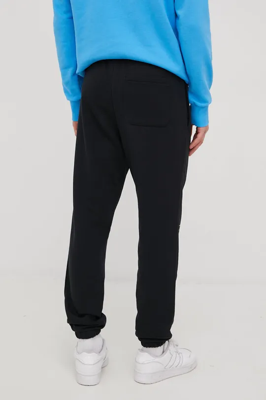 New Balance spodnie dresowe MP21503BK 68 % Bawełna, 32 % Poliester