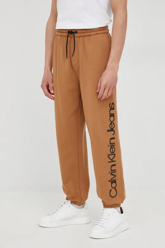 rjava Bombažne hlače Calvin Klein Jeans Moški