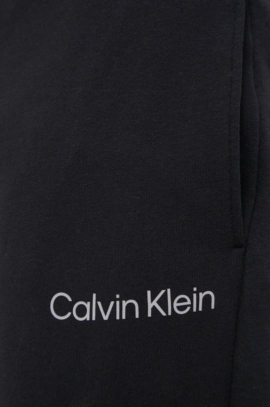 Calvin Klein Performance Trenerke  Osnovni material: 87% Bombaž, 13% Poliester Rebranje: 97% Bombaž, 3% Elastane