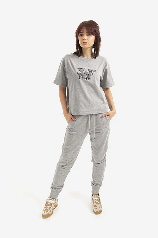 Bavlněné tričko Woolrich GRAPHIC šedá