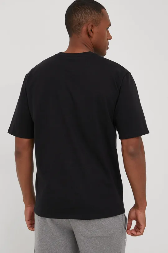 Bavlněné tričko New Balance MT21510BK  Hlavní materiál: 100% Bavlna Jiné materiály: 100% Nylon Ozdobné prvky: 100% Recyklovaný polyester Stahovák: 97% Bavlna, 3% Elastan