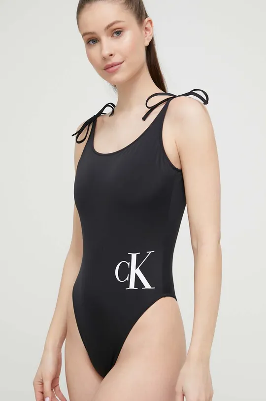 Jednodijelni kupaći kostim Calvin Klein  Postava: 92% Poliester, 8% Elastan Materijal 1: 80% Poliamid, 20% Elastan Materijal 2: 100% Poliester