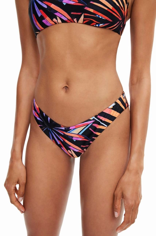 Desigual bikini alsó  Jelentős anyag: 82% poliamid, 18% elasztán Bélés: 92% poliészter, 8% elasztán