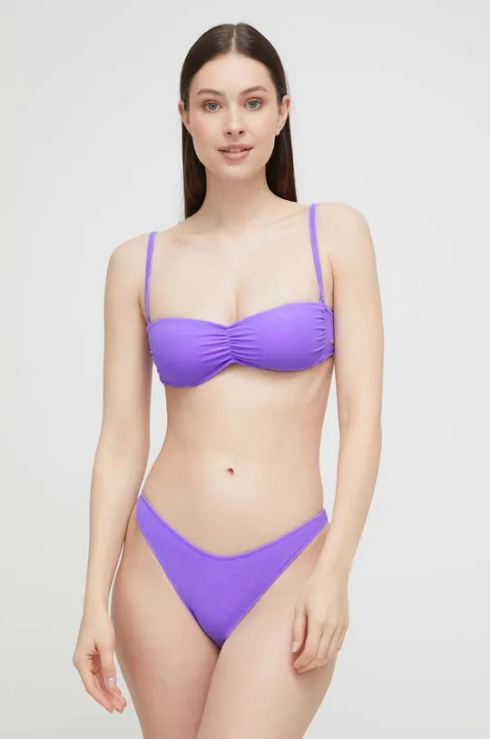 United Colors of Benetton bikini felső  Jelentős anyag: 85% nejlon, 15% elasztán Bélés: 82% nejlon, 18% elasztán