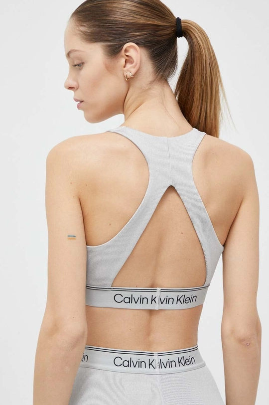 Športni modrček Calvin Klein Performance CK Athletic Glavni material: 89 % Poliester, 11 % Elastan Notranjost: 100 % Poliester Podloga: 84 % Poliester, 16 % Elastan Vstavki: 77 % Najlon, 23 % Elastan