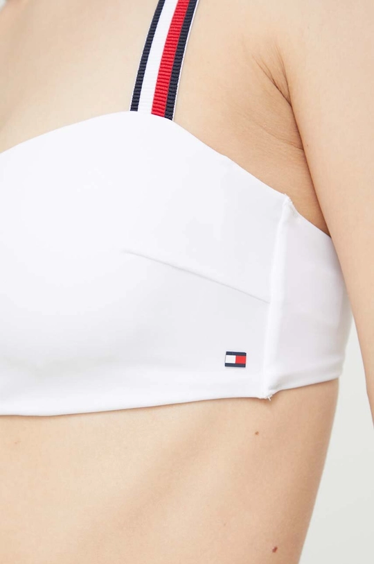 Plavková podprsenka Tommy Hilfiger  1. látka: 78 % Polyamid, 22 % Elastan 2. látka: 92 % Polyester, 8 % Elastan 3. látka: 72 % Polyamid, 17 % Polyester, 11 % Elastan