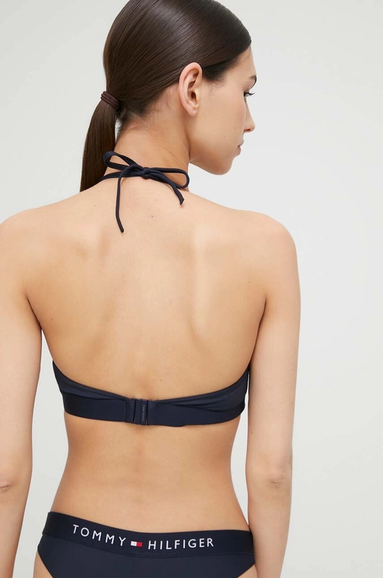 Bikini top Tommy Hilfiger  Κύριο υλικό: 83% Πολυαμίδη, 17% Σπαντέξ Φόδρα: 92% Πολυεστέρας, 8% Σπαντέξ Πλέξη Λαστιχο: 51% Πολυαμίδη, 36% Πολυεστέρας, 13% Σπαντέξ