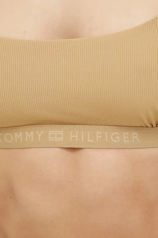Tommy Hilfiger bikini felső  Jelentős anyag: 86% poliészter, 14% elasztán Bélés: 90% poliészter, 10% elasztán