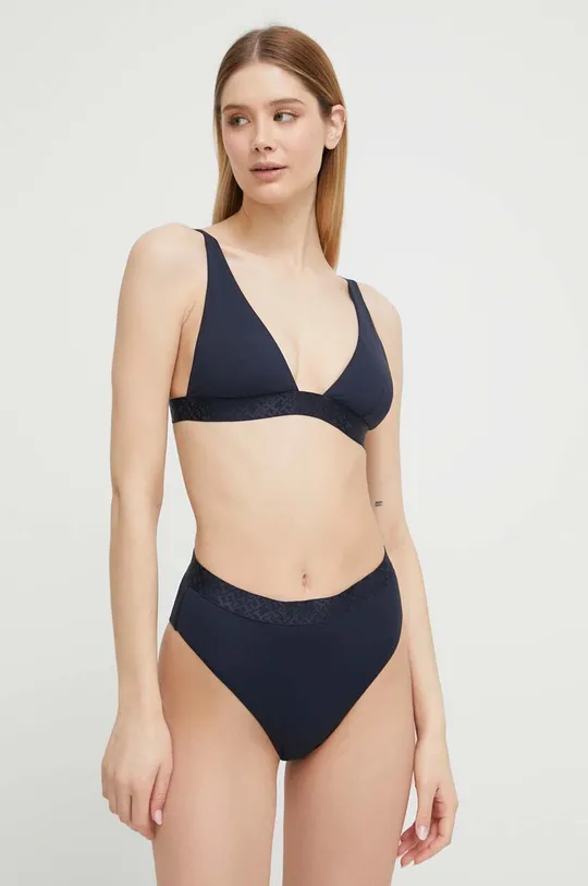 Tommy Hilfiger bikini alsó  Anyag 1: 83% poliamid, 17% elasztán Anyag 2: 92% poliészter, 8% elasztán