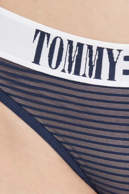 Tommy Jeans tanga  Anyag 1: 90% poliamid, 10% elasztán Anyag 2: 100% pamut Anyag 3: 42% poliamid, 35% pamut, 17% poliészter, 6% elasztán
