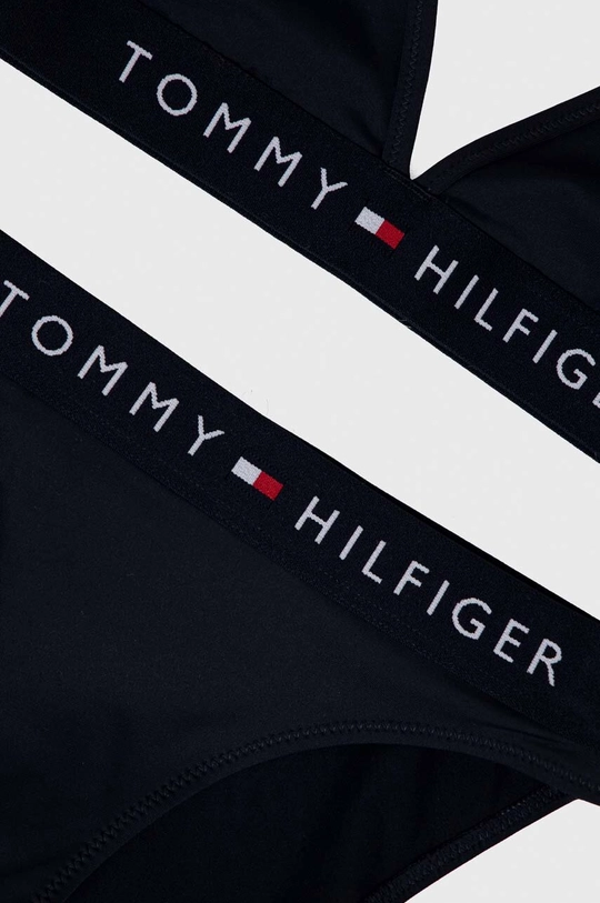 Παιδικό μαγιό δύο τεμαχίων Tommy Hilfiger  Κύριο υλικό: 83% Πολυαμίδη, 17% Σπαντέξ Φόδρα: 92% Πολυεστέρας, 8% Σπαντέξ Ταινία: 51% Πολυαμίδη, 36% Πολυεστέρας, 13% Σπαντέξ