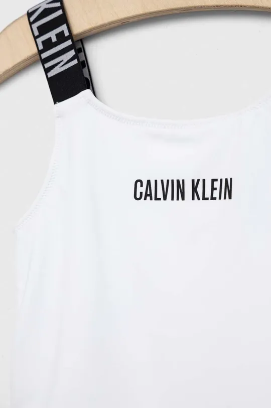 Dječji jednodijelni kupaći kostim Calvin Klein Jeans  Temeljni materijal: 78% Poliamid, 22% Elastan Postava: 98% Poliester, 2% Elastan Manžeta: 86% Poliester, 14% Elastan