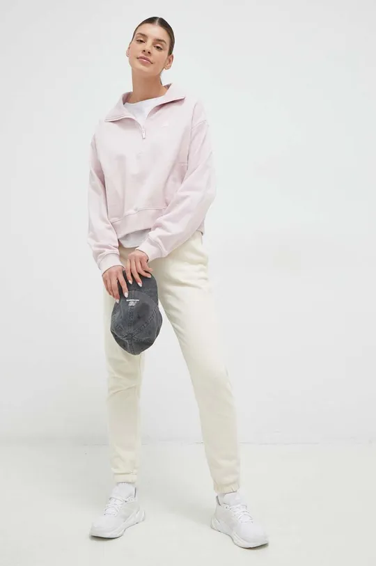 Bombažen pulover New Balance roza