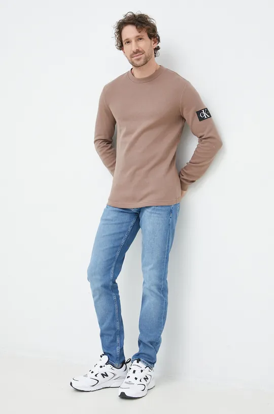 Βαμβακερή μπλούζα με μακριά μανίκια Calvin Klein Jeans καφέ