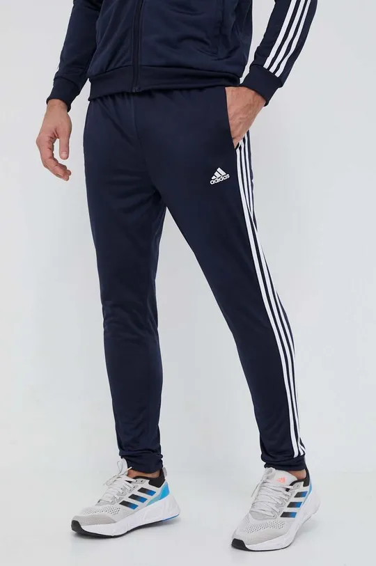 Спортивный костюм adidas  Основной материал: 100% Полиэстер Резинка: 95% Полиэстер, 5% Эластан