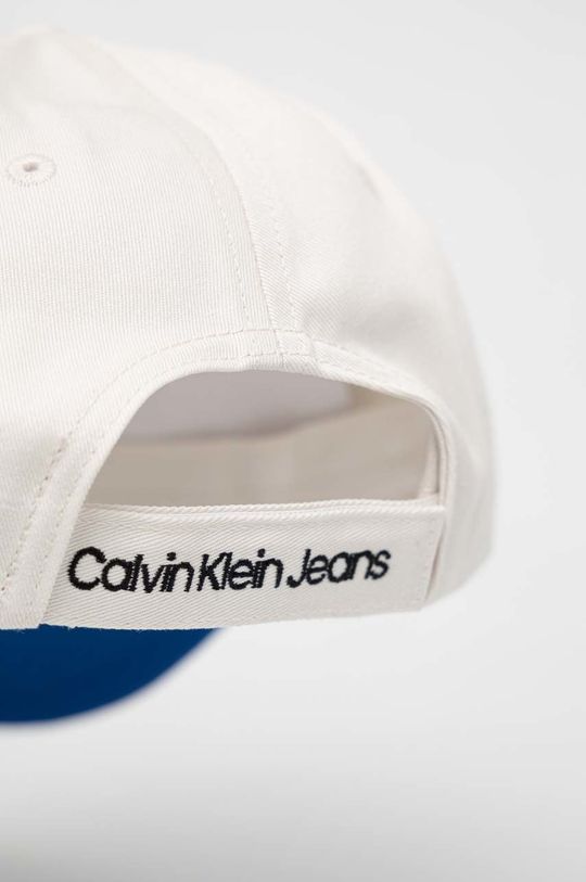 Calvin Klein Jeans czapka z daszkiem bawełniana dziecięca kremowy