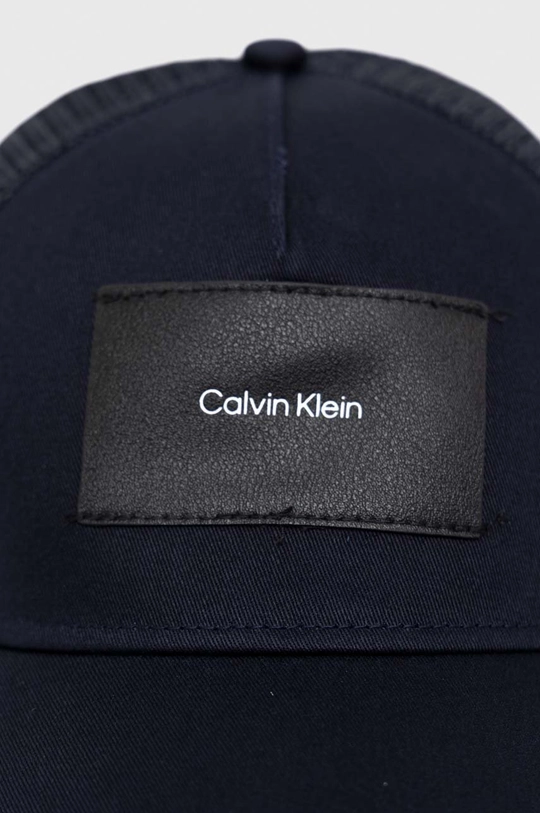 Kapa sa šiltom Calvin Klein  Temeljni materijal: 100% Pamuk Drugi materijali: 100% Poliester