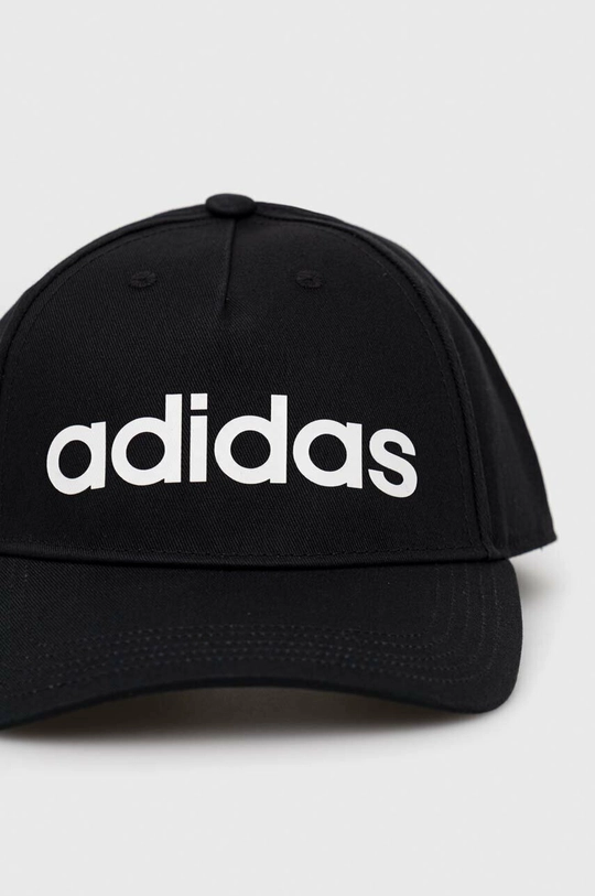 Kapa s šiltom adidas  Glavni material: 100 % Bombaž Podloga: 100 % Recikliran poliester