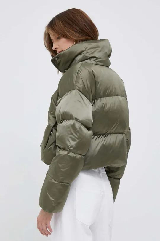 Pernata jakna Calvin Klein  Temeljni materijal: 100% Poliamid Postava: 100% Poliester Ispuna: 70% Perje, 30% Perje