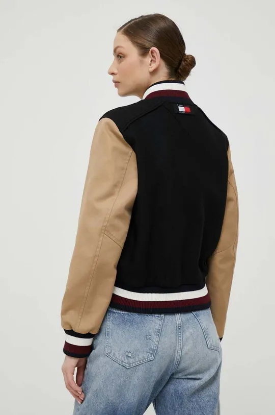 Vlnená bunda bomber Tommy Hilfiger  1. látka: 68 % Vlna, 26 % Polyamid, 6 % Kašmír 2. látka: 62 % Bavlna, 38 % Polyamid Podšívka 1: 100 % Viskóza Podšívka 2: 100 % Bavlna Elastická manžeta: 49 % Akryl, 49 % Vlna, 2 % Elastan