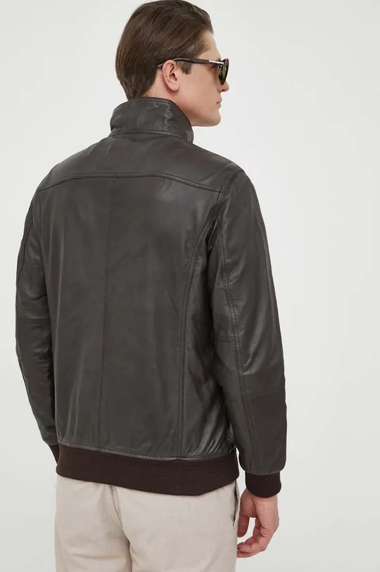 Кожаная куртка Guess  Основной материал: 100% Натуральная кожа Подкладка: 100% Полиэстер