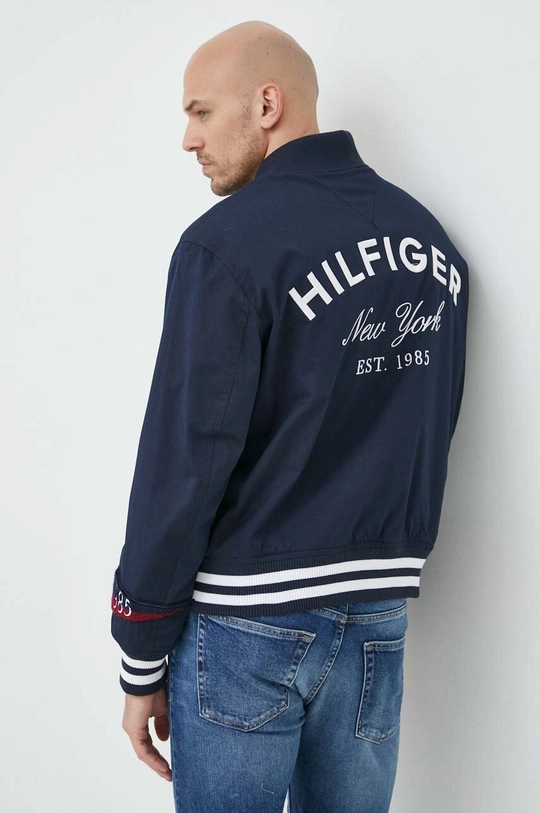 Tommy Hilfiger bomber dzseki  Jelentős anyag: 67% pamut, 33% poliamid Bélés: 100% poliészter Kitöltés: 100% poliészter Bélés ujjú: 100% poliamid Szegély: 98% poliészter, 2% elasztán