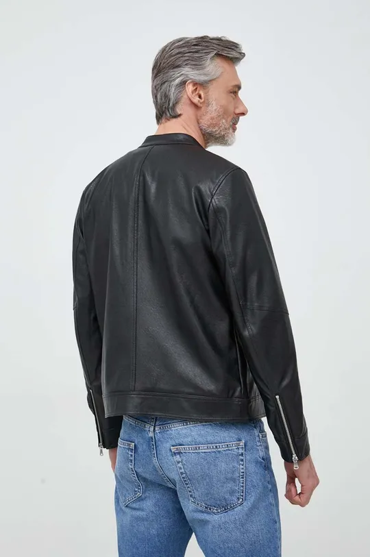 Куртка Sisley  Основний матеріал: 83% Віскоза, 17% Поліестер Підкладка: 80% Поліестер, 20% Бавовна Покриття: Поліуретан