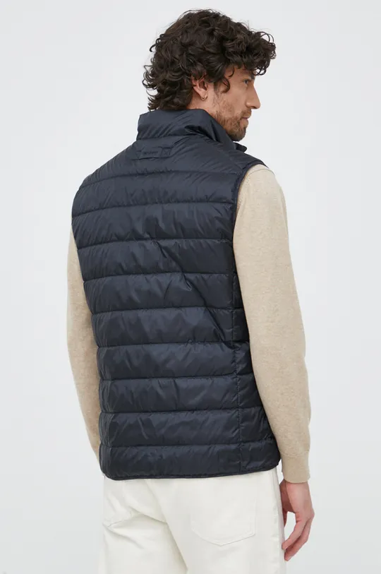 Páperová vesta Gant  Základná látka: 100 % Recyklovaný polyester  Výplň: 90 % Páperie, 10 % Páperie