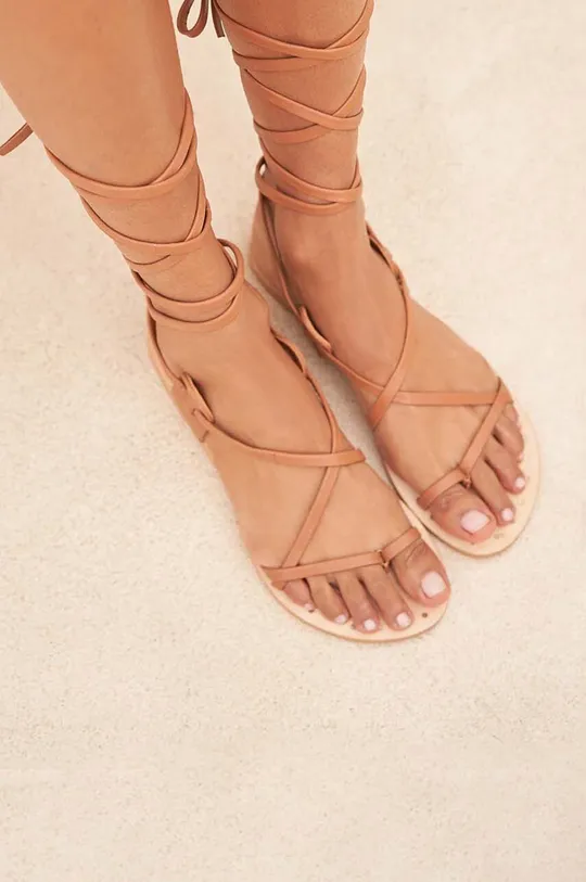 Usnjeni sandali Manebi Tie-Up Leather Sandals  Zunanjost: Naravno usnje Notranjost: Naravno usnje Podplat: Sintetični material